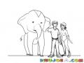 Dibujo De Una Pareja Con Un Elefante Para Pintar Y Colorear A Un Hombre Acariciando A Un Elefantito