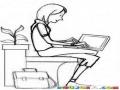 Chica Con Laptop Sentada En El Inodoro Para Pintar Y Colorear