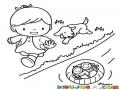 Dibujo De Nina Jugando Munecas En Un Rio Con Su Perrito Para Pintar Y Colorear