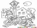 Dibujo De Un Ladron De Bicicletas Haciendose El Loco Frente A Un Policia Para Pintar Y Colorear