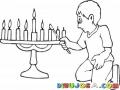 Dibujo De Nino Encendiendo Velas De Hanukkah Para Pintar Y Colorear