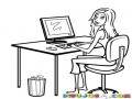 Chica Sentada Frente A Su Computadora Para Pintar Y Colorear