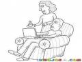 Dibujo De Papa Con Laptop Trabajando En El Sofa Y Mama Dandole Cafe Para Pintar Y Colorear