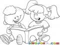 Dibujo De Dos Hermanitos Leyendo Un Libro Para Pintar Y Colorear Hermanita Y Hermanito
