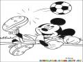 Colorear a Mickey jugando futbol