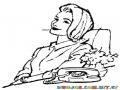 Dibujo De Mujer Sentada Frente Al Telefono Para Colorear