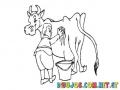 Dibujo De Nino Lavando Una Vaca Para Colorear Muchacho Banando A Su Vaca Con Jabon Para Imprimir Y Pintar
