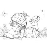 Dibujo para colorear Chica De Precious Moments Leyendo Un Libro Sobre La Grama De Un Jardin Con Gorrito De Rosita Fresita Para Pintar Y Colorear